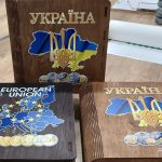 Уф друк на дереві